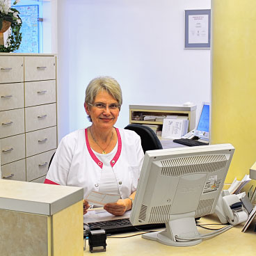Foto: Brigitte Seidler im Empfangsbereich der HNO-Praxis in Kellenhusen