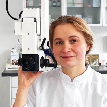 Maria Schönau mit dem Ohrmikroskop